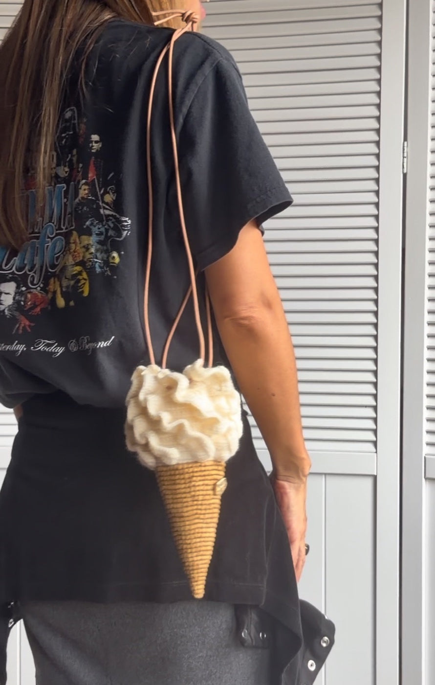 ソフトクリームバッグを肩にかけた様子